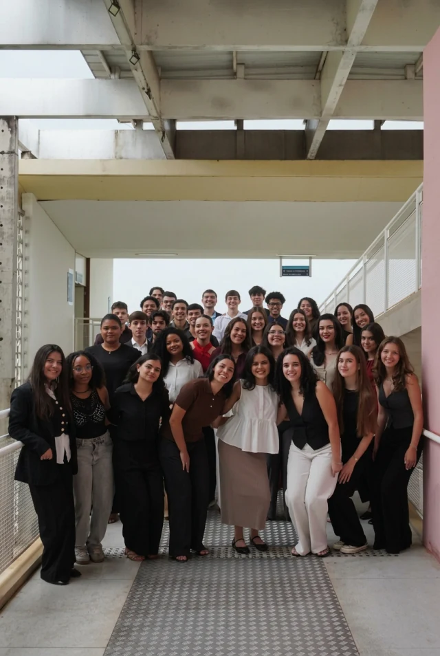 Equipe da Econsult reunida nas escadas da FACE/UnB