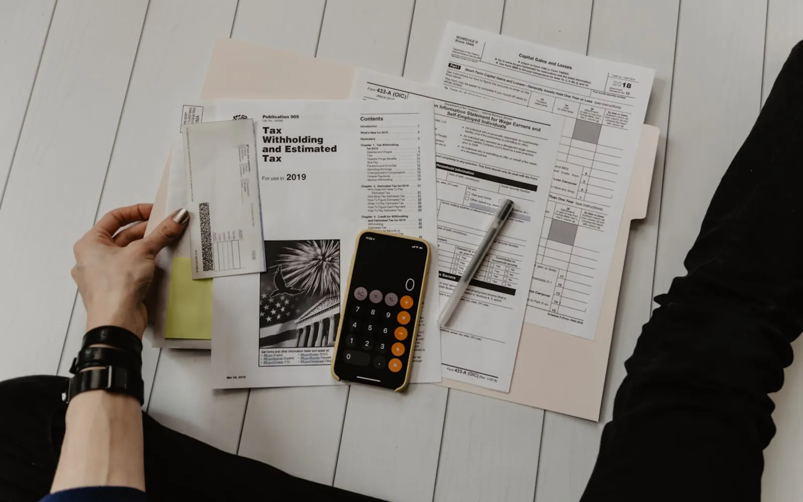 Profissional financeira analisando relatórios contábeis e planilhas em escritório moderno